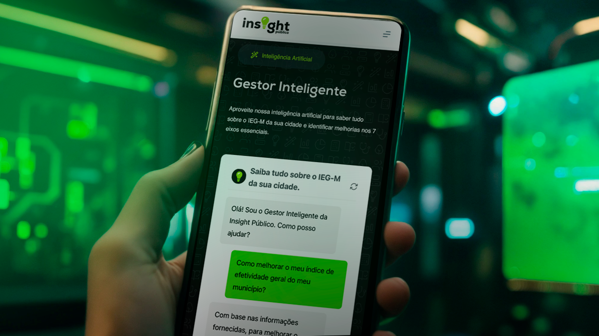 Banner com um design futurista em tons verdes, com o destaque de uma mão feminina segurando o celular e na tela do do celular está exibindo a página do Gestor Inteligente da Insight Público.